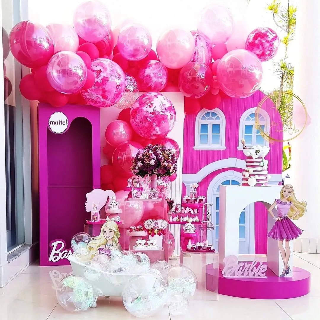 DEcoración con globos temática barbie con renta de caja fotográfica, mini  sillas y mesa decorativa