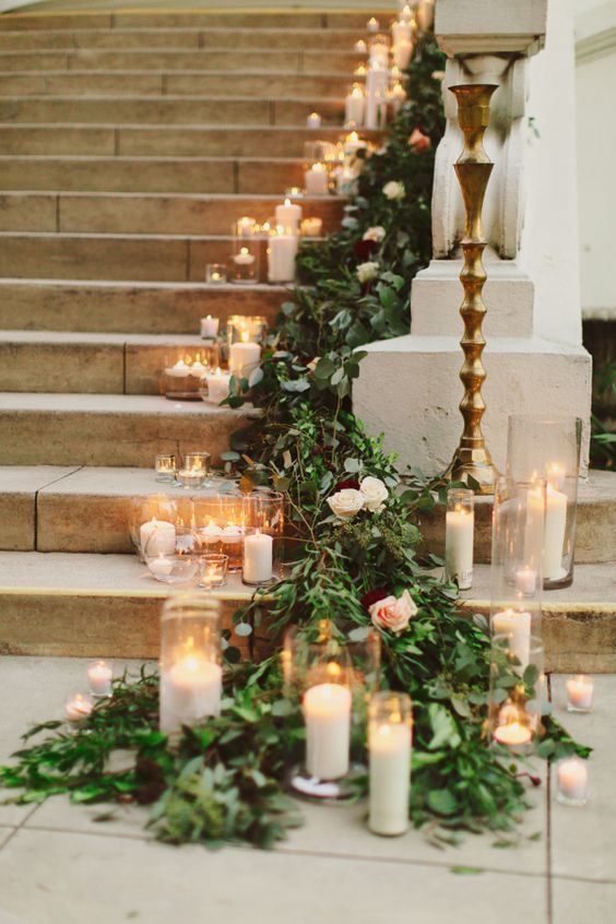 Entrada de boda decorada con velas y rosas