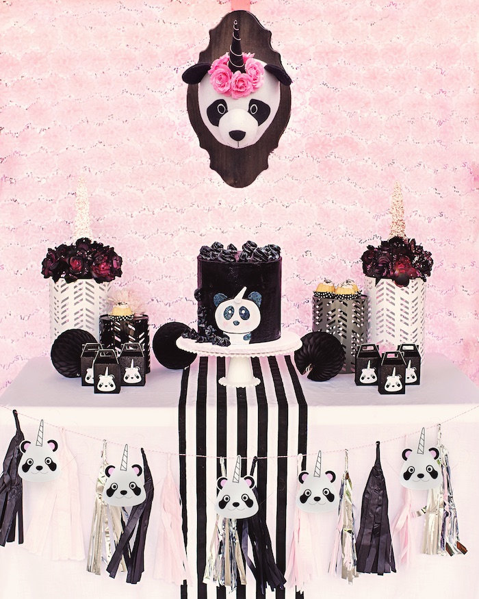 Mesa de postres para fiesta temática de oso panda unicornio
