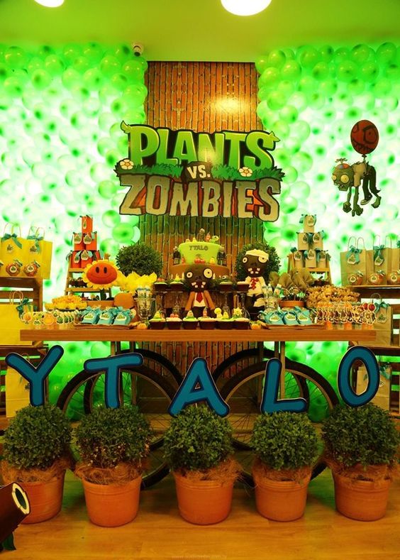 decoracion con globos para una fiesta de plants vs zombies