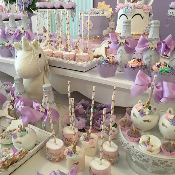bocadilllos y galletas para mesa de postres fiesta unicornio