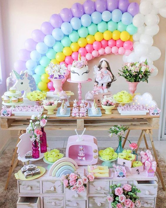 decoracion con globos mesa principal fiesta unicornio