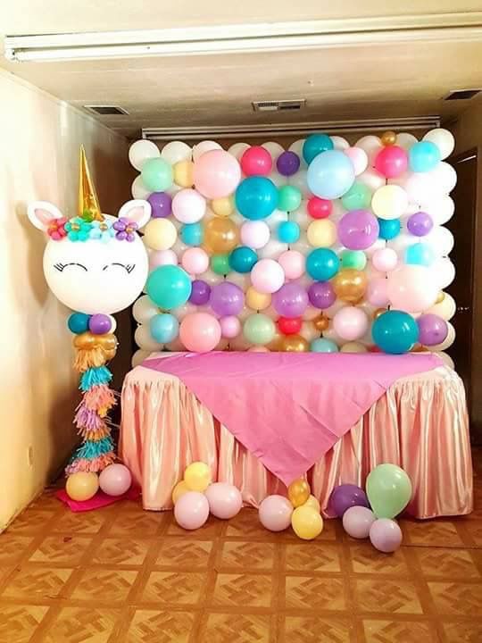 decoracion con globos mesa principal fiesta unicornio