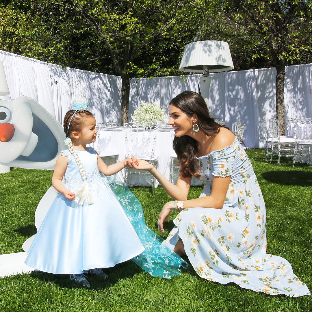 Outfits de mamás para fiestas infantiles | +30 ideas para el mejor look