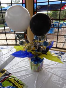 Centros de mesa de batman con globos