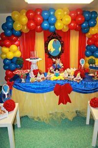 Como decorar la mesa principal con globos