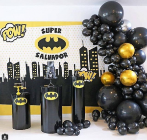 Como decorar mesa de postres de batman con globos