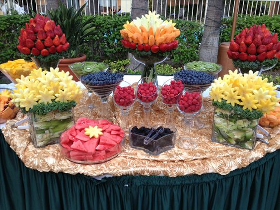Mesa de postre decorada con fruta