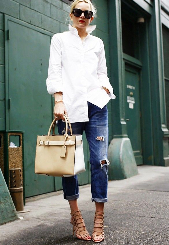 12 Looks con jeans y blusas blancas para que puedeas transformar este outfit básico de la Moda