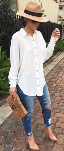 12 Looks con jeans y blusas blancas para que puedeas transformar este outfit básico de la Moda