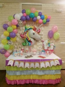 decoracion con globos mesa principal fiesta unicornio (5)