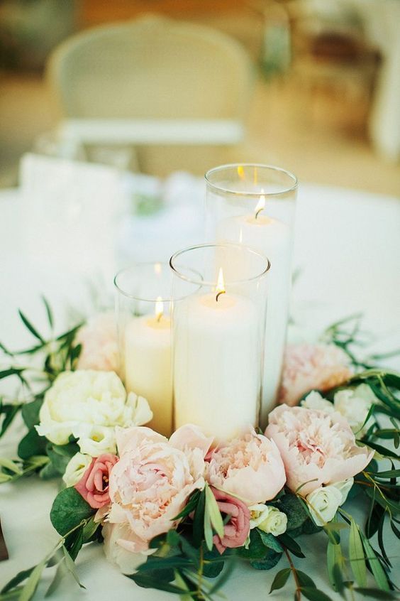 Centros de mesa con velas y flores