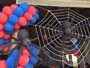 Como decorar la entrada de una fiesta tematica del hombre araña