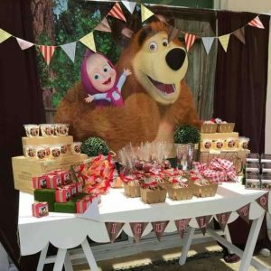 Decoración de candy bar de masha y el oso