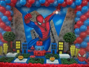 Mesa principal de fiesta temática del hombre araña