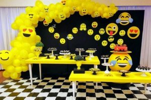 Fiesta de cumpleaños con tema de emoji