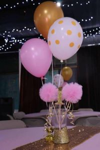 Ideas para centros de mesa de bautizo con globos