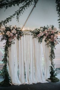 arcos para bodas con flores y telas