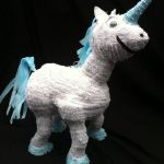 piñata de unicornio de niño