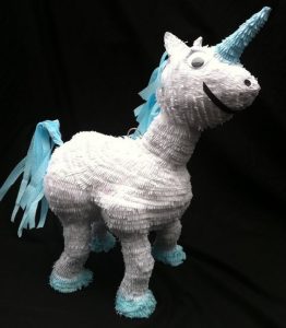 piñata de unicornio de niño