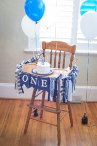 Imágenes de sillas altas decoradas para cumpleaños